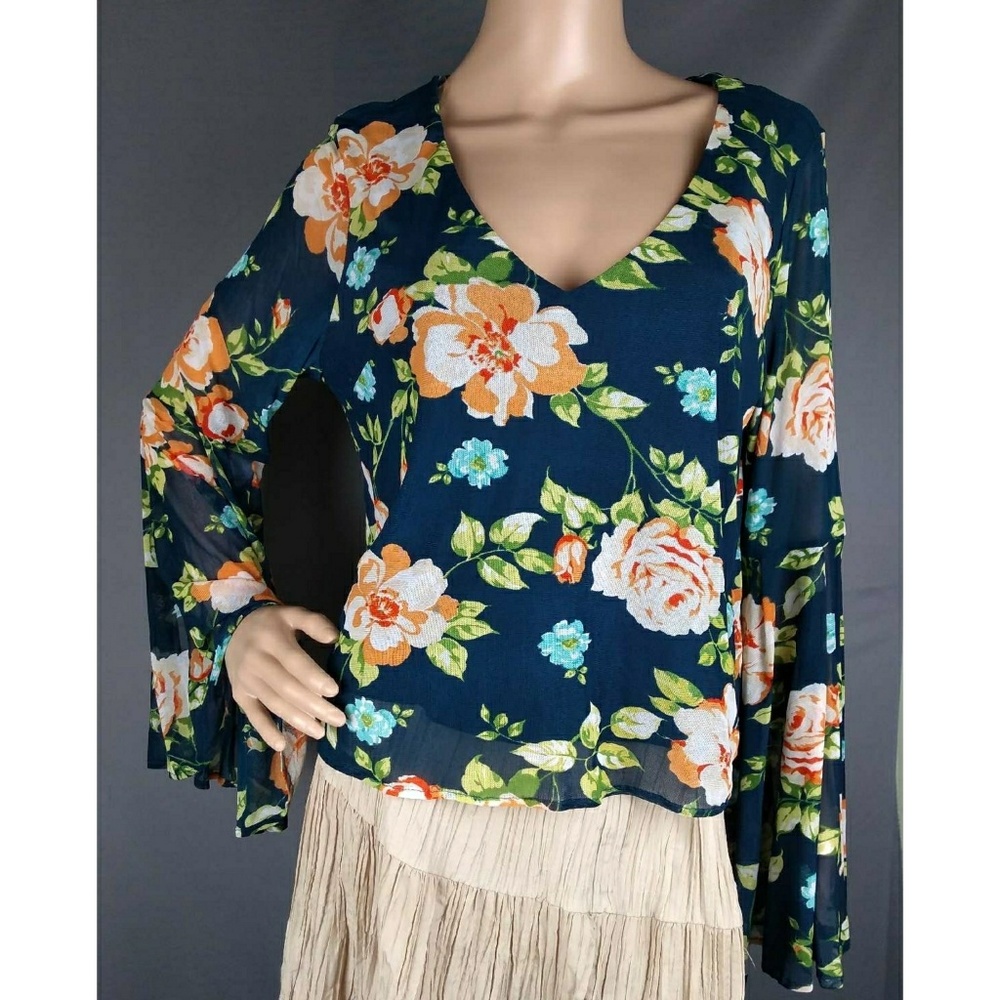Cloud&Sky Floral Top w/ Flare-Out Sleeves